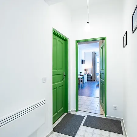 Apartment Super - Modern - Sunny