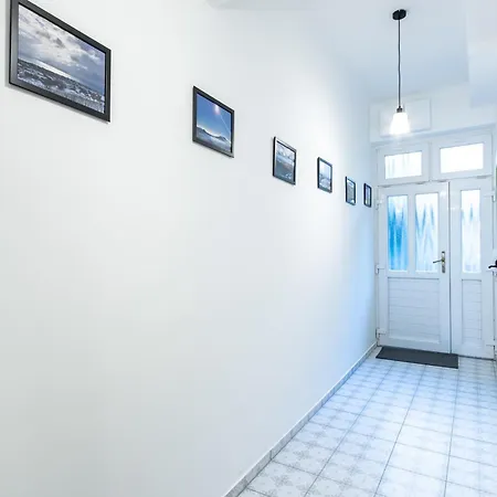 Super - Modern - Sunny * בודפשט