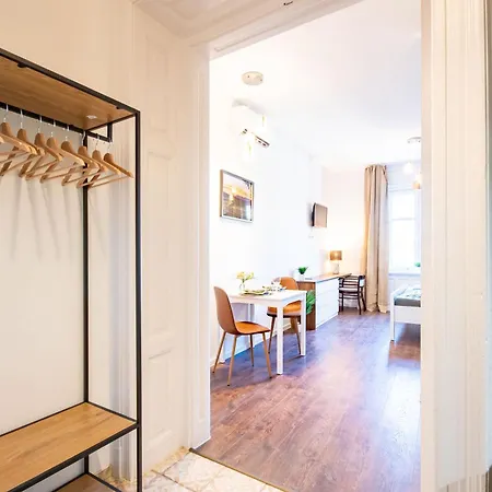 Apartment Super - Modern - Sunny